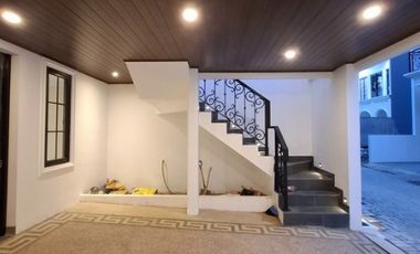 RUMAH MEWAH 3 LANTAI + ROOFTOP DI JAGAKARSA