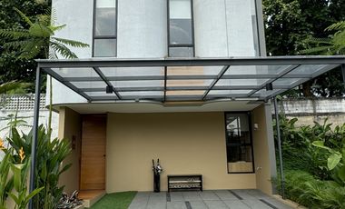 DIJUAL RUMAH 3 LANTAI DI BSD CITY TANGERANG DEKAT TOL BIO DISTRICT