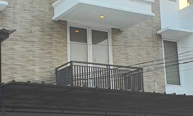 Turun Harga, Rumah 3 Lantai Minimalis, Janur Elok, 9x17, Jalan 3 Mobil