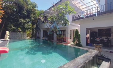 Dijual Villa Cantik 2 lantai Dengan Taman Indah nusa dua