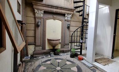 Dijual Rumah Gaya Mediterania Kawasan Elit Lokasi Manyar