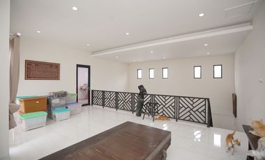 Rumah Modern 2 Lt Dekat Tol Pondok Gede Timur 2 Hadap Timur J-25781