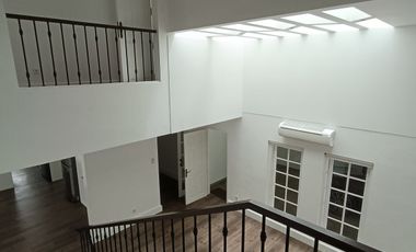 Disewakan Rumah American Style, Kolam Renang dan Asri di Kemang
