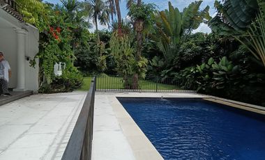 Disewakan Rumah American Style, Kolam Renang dan Asri di Kemang