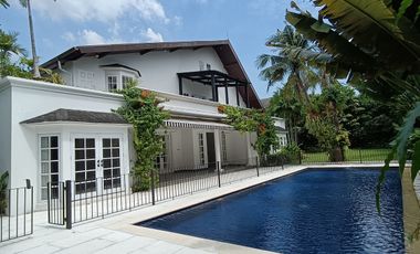Disewakan Rumah American Style, Kolam Renang dan Asri di Kemang