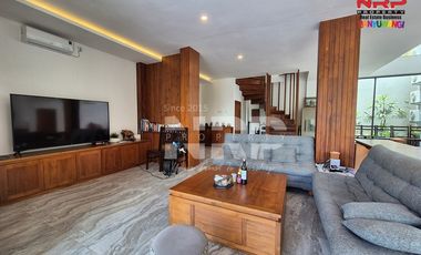 Dijual Vila & Resto Exclusive dengan View Sawah dan Sungai di BWI