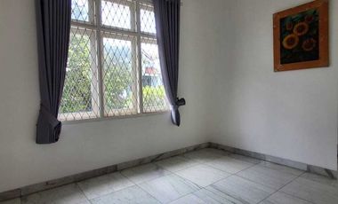 Dijual Rumah Asri - HOEK Di Cinere   2 lantai