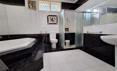 Dijual Rumah Asri - HOEK Di Cinere   2 lantai