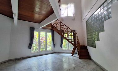 Dijual Rumah Asri - HOEK Di Cinere   2 lantai
