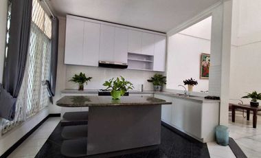 Dijual Rumah Asri - HOEK Di Cinere   2 lantai