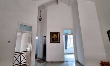 Dijual Rumah Asri - HOEK Di Cinere   2 lantai