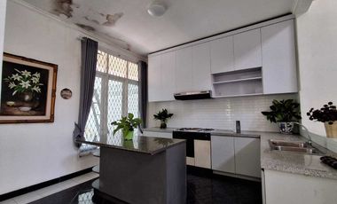 Dijual Rumah Asri - HOEK Di Cinere   2 lantai