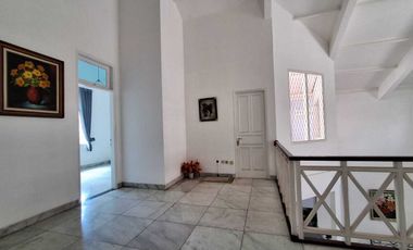 Dijual Rumah Asri - HOEK Di Cinere   2 lantai