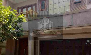 DIJUAL RUMAH MURAH HITUNG TANAH ADA KOLAM RENANG DI CONDET