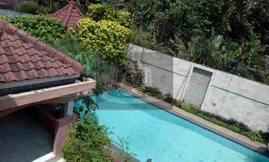 DIJUAL RUMAH MURAH HITUNG TANAH ADA KOLAM RENANG DI CONDET