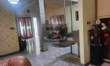 DIJUAL RUMAH MURAH HITUNG TANAH ADA KOLAM RENANG DI CONDET