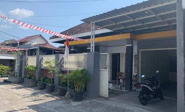 Rumah Modern 2lt Hook di Mojopurno