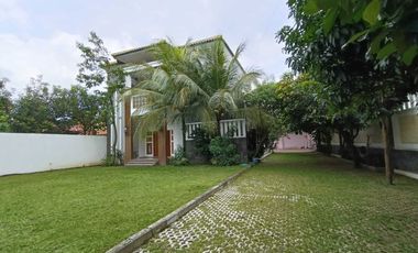 Rumah Mewah Luas Asri Ada Kolam Renang Furnished Siap Huni