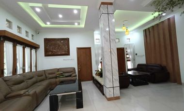 Rumah Mewah Luas Asri Ada Kolam Renang Furnished Siap Huni
