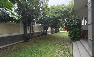 Rumah Mewah Luas Asri Ada Kolam Renang Furnished Siap Huni