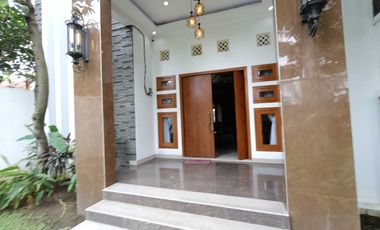Rumah Mewah Luas Asri Ada Kolam Renang Furnished Siap Huni