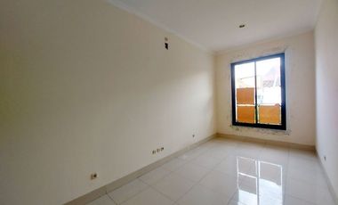 Rumah Mewah Dekat Jalan Raya Laweyan, Surakarta