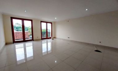 Rumah Mewah Dekat Jalan Raya Laweyan, Surakarta