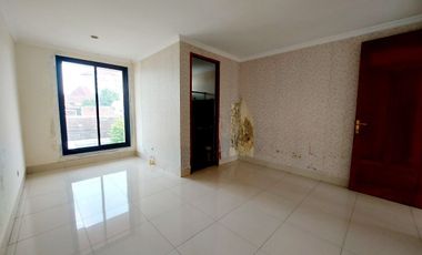 Rumah Mewah Dekat Jalan Raya Laweyan, Surakarta