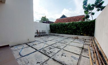 Rumah Mewah Dekat Jalan Raya Laweyan, Surakarta