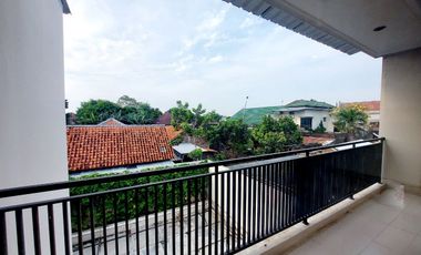 Rumah Mewah Dekat Jalan Raya Laweyan, Surakarta