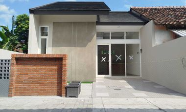 RUMAH BARU STRATEGIS DI DAERAH REJOWINANGUN KOTAGEDE KOTA YOGYA