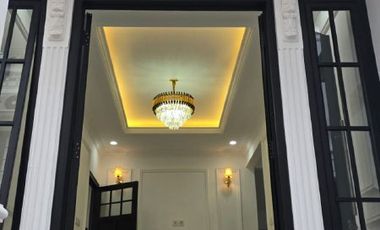 Rumah Exclusive Bergaya American Classic Dalam Komplek Di Tanah Baru,