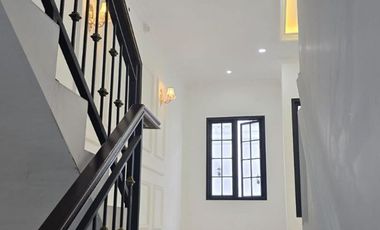 Rumah Exclusive Bergaya American Classic Dalam Komplek Di Tanah Baru,