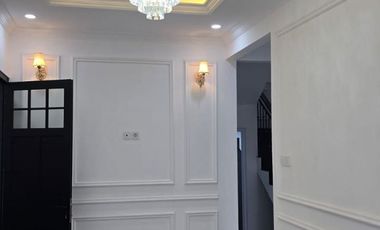 Rumah Exclusive Bergaya American Classic Dalam Komplek Di Tanah Baru,