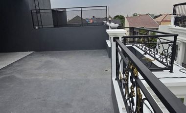 Rumah Exclusive Bergaya American Classic Dalam Komplek Di Tanah Baru,