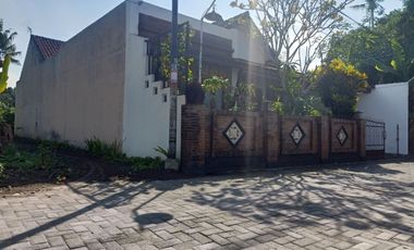 Rumah Asri Model Etnik Dekat Sekolah Budi Mulia