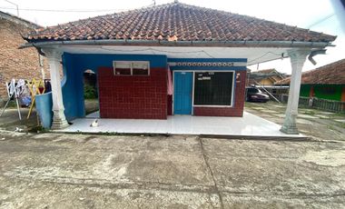 RUMAH 4 KAMAR TIDUR DENGAN TANAH PEKARANGAN MUAT 11 MOBIL DI CIAMIS