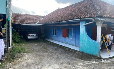 RUMAH 4 KAMAR TIDUR DENGAN TANAH PEKARANGAN MUAT 11 MOBIL DI CIAMIS