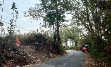 Tanah poros jalan aspal dekat pemukiman, Junrejo Batu