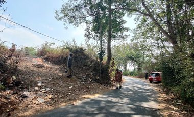 Tanah poros jalan aspal dekat pemukiman, Junrejo Batu