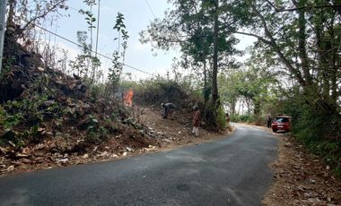 Tanah poros jalan aspal dekat pemukiman, Junrejo Batu