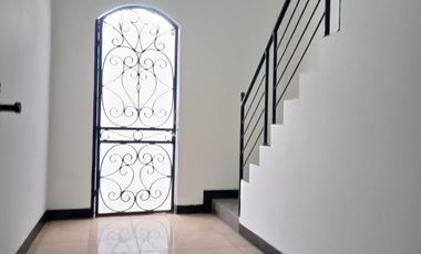 Disewakan Rumah plus Toko di jln Utama Gunung Batu