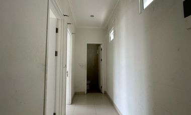 Disewakan Rumah 2 Lantai di Kawasan Summarecon Cluster Berly