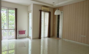 Disewakan Rumah Royal Residence Mewah Ada Pool  LB390m Wiyung