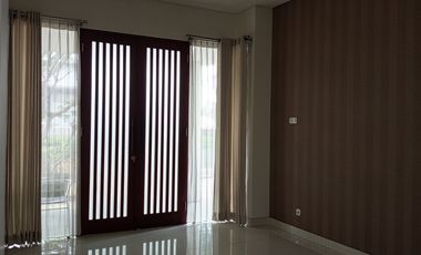 Disewakan Rumah Royal Residence Mewah Ada Pool  LB390m Wiyung