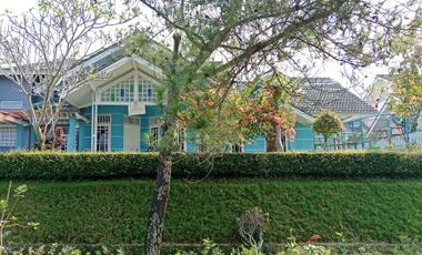 Harian sewa 4 kamar vila kolam renang di cipanas Dekat Factory outlet