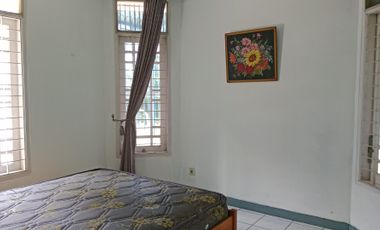 Harian sewa 4 kamar vila kolam renang di cipanas Dekat Factory outlet