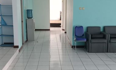 Harian sewa 4 kamar vila kolam renang di cipanas Dekat Factory outlet