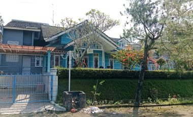 Harian sewa 4 kamar vila kolam renang di cipanas Dekat Factory outlet