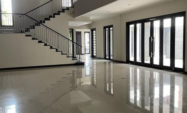 2 Lantai Terawat Strategis Rumah di Graha Family blok U